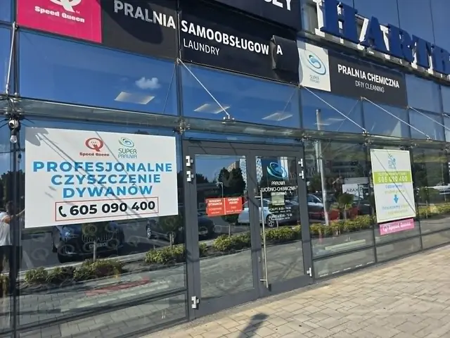 Witryna Salonu Pralniczego z szyldami Speed Queen i Super Pralni